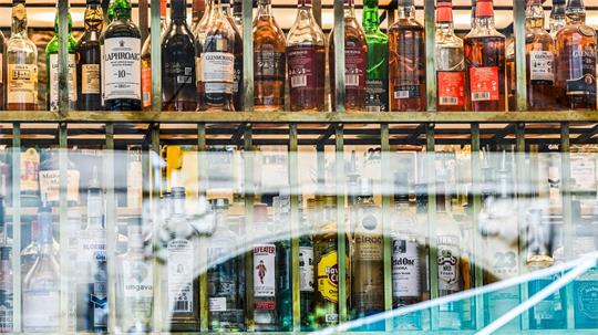 Spirituosen wie Rum, Wodka und Korn dürften Anfang 2027 spürbar teurer werden. 