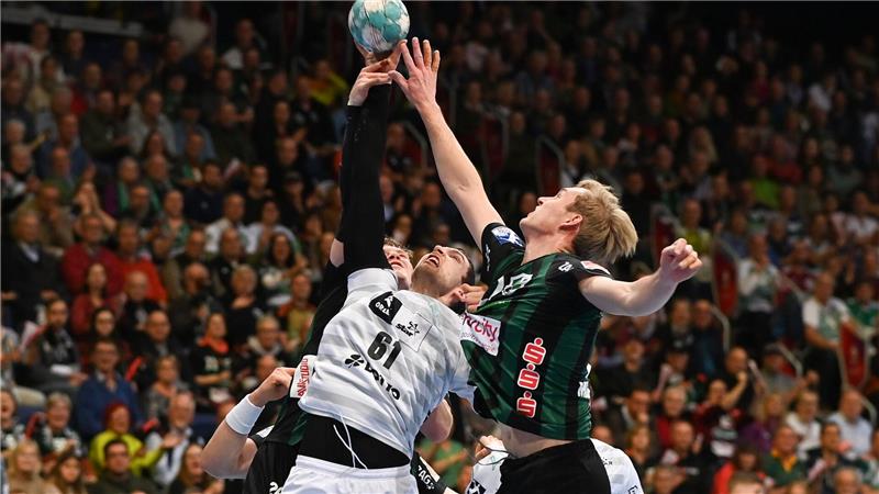 Spitzenhandball in der ZAG Arena: Hier kämpfen Kiels Hendrik Pekeler (l) und Hannovers Marian Michalczik um den Ball.