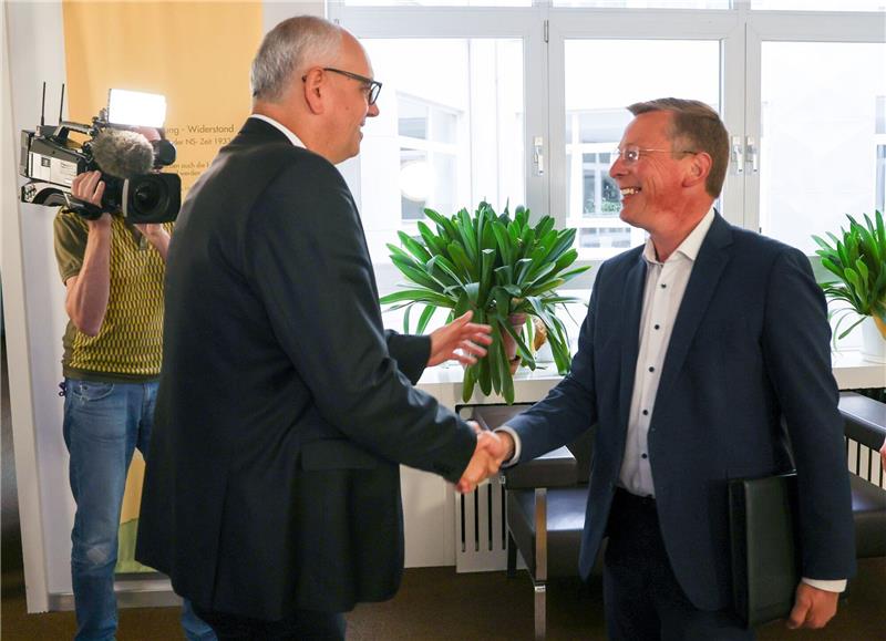 Spitzenkandidat Frank Imhoff (CDU) und Bürgermeister Andreas Bovenschulte (SPD) begrüßen einander vor Beginn der Sondierungsgespräche zwischen beiden Parteien.