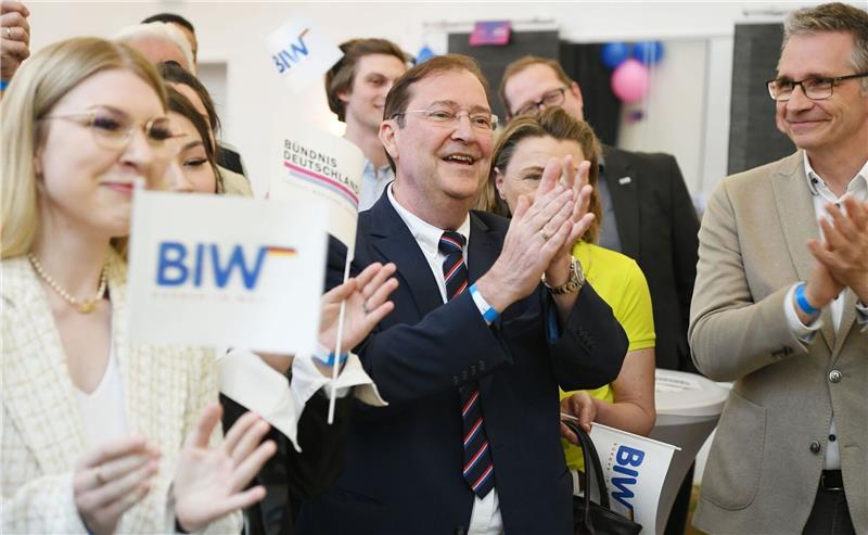 Bürger in Wut-Spitzenkandidat: Erfolg durch Realpolitik Spitzenkandidat der Wählervereinigung Bürger in Wut klatscht nach Bekanntgabe der ersten Prognose für die Wahl.
