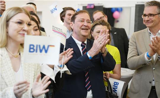 Spitzenkandidat der Wählervereinigung Bürger in Wut klatscht nach Bekanntgabe der ersten Prognose für die Wahl.
