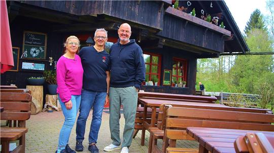 Spitzenkoch Frank Rosin (r.) will den Betreibern des Ausflugslokals „Waldcafé Forellenteich“ helfen.