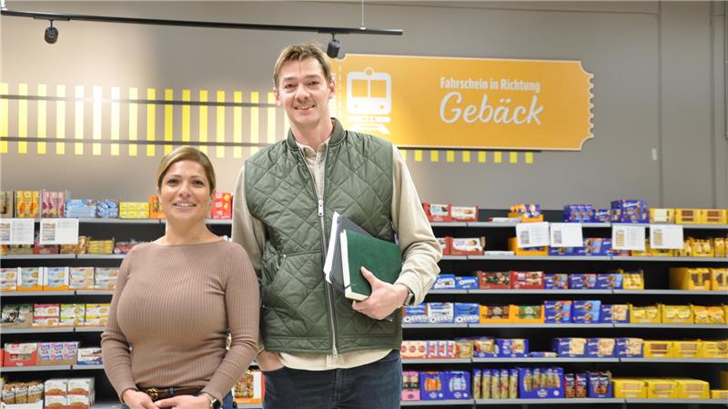 Eröffnung des Goslarer Edeka-Centers: Termin steht fest Marktleiterin Theresa Acar und Verkaufsleiter Dominik Lampe stehen im neuen Edeka-Center vor den eingeräumten Regalen.