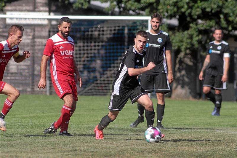 Super-Sonntag in der Fußball-Nordharzliga Spitzenspiel in der Nordharzliga: Tabellenführer TSV Immenrode, hier am Ball Pascal Dausch, empfängt den punktgleichen Verfolger SC 18 Harlingerode. Foto: Gietemann