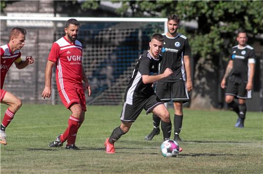Spitzenspiel in der Nordharzliga: Tabellenführer TSV Immenrode, hier am Ball Pascal Dausch, empfängt den punktgleichen Verfolger SC 18 Harlingerode.  Foto: Gietemann