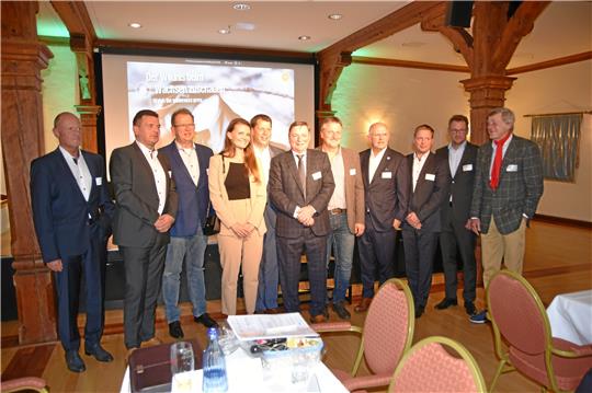 Sponsoren-Bild mit Dame. Vor dem Büfett treffen sich traditionell die Sponsoren des Herrenabends zum Gruppenfoto. Foto: Berg