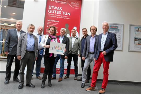 Sponsoren und Vertreter der geförderten Organisationen: Siegfried Hillebrandt (Leben in der Fremde, von links), Stefan Kutsche (For Kids) , Martin Stützer (Pfadfinder), Annegret Kutsche (For Kids), Hans-Jürgen Rappmann (Bürgerstiftung), Meinhardt Fulst, Stephan Hoffmeister (beide Lions), Volker Bäcker, Roland Pabst (beide Bürgerstiftung, Foto: Hartmann