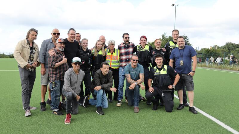 GZ-Leserin trifft The BossHoss vor „Yellow Jockey“-Konzert Spontane Aktion: Beamte der Polizeiinspektion Goslar kamen auch zur Sportparkgaststätte, um ein Foto mit The BossHoss zu erhaschen.