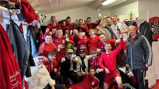 Spontane Kabinenfeier beim TSV Westerode: Dank der Schützenhilfe der TSG Bad Harzburg III steigt das Team am letzten Spieltag als Tabellenzweiter in die 1. Fußball-Nordharzklasse auf.