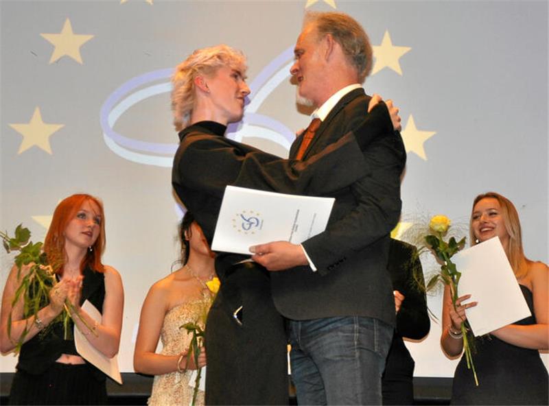 Spontane Umarmung: Filip Sandte hält 2023 am CvD-Gymnasium die Rede für die Abiturienten und lässt sich von Direktor Martin Ehrenberg herzen.