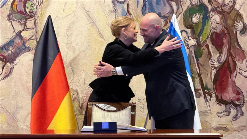 Klöckner spricht in Israel heikle Themen an Spontane Umarmung: die Parlamentspräsidenten Deutschlands und Israels, Julia Klöckner (CDU) und Amir Ohana