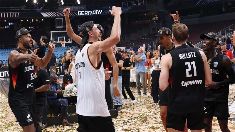 Mit Netz und Silberschüssel: Basketballer genießen EM-Party Spontane deutsche Party auf dem Parkett.