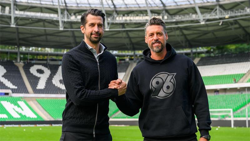 Sport-Geschäftsführer Jonas Boldt (l) und der neue Trainer Sandro Wagner bei Hannover 96.