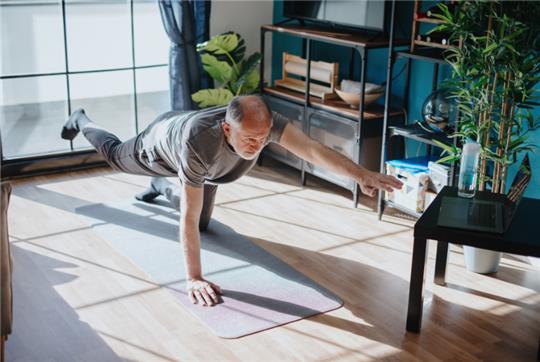 Sport hält im Alter grundsätzlich fit. Kombiniert mit Vitamin D und Omega-3-Fettsäuren könnte er noch mehr bewirken. Foto: istock