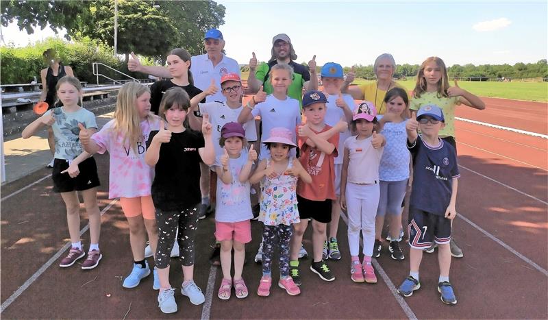 Sport macht Spaß: Auf der Anlage an der Planstraße trainieren die Kinder auf Einladung der TSG für das Sportabzeichen.