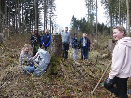 Sport- und Biologielehrer Reinhard Schöning (mi.) mit Schülerinnen der Klasse 7a der Robert-Koch-Schule, die in dieser Woche den Clausthaler Wald aufforsten. Foto: Römhild