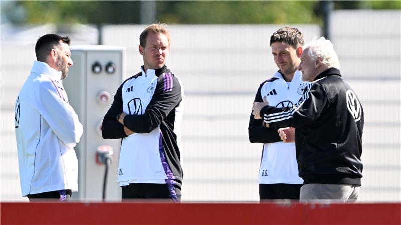 Trikot, Ticket, Titel: Nagelsmann zündet nächste WM-Stufe Sportdirektor Rudi Völler (r.) spricht mit Bundestrainer Julian Nagelsmann (2.v.l.) vor dem Training.