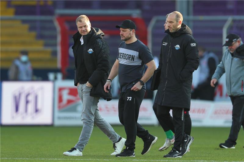 Sportgeschäftsführer Fabian Wohlgemuth (l-r), Trainer Steffen Baumgart und Co-Trainer Daniel Scherning aus Paderborn gehen über das Spielfeld.
