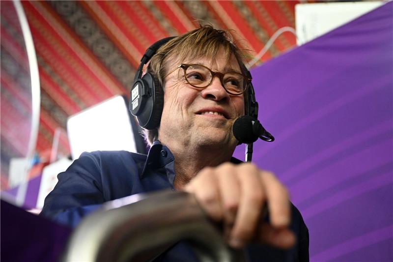 „Dann beginnt ein neues Leben”: Réthy zum Abschied gewürdigt Sportkommentator Béla Réthy vor dem Spiel.