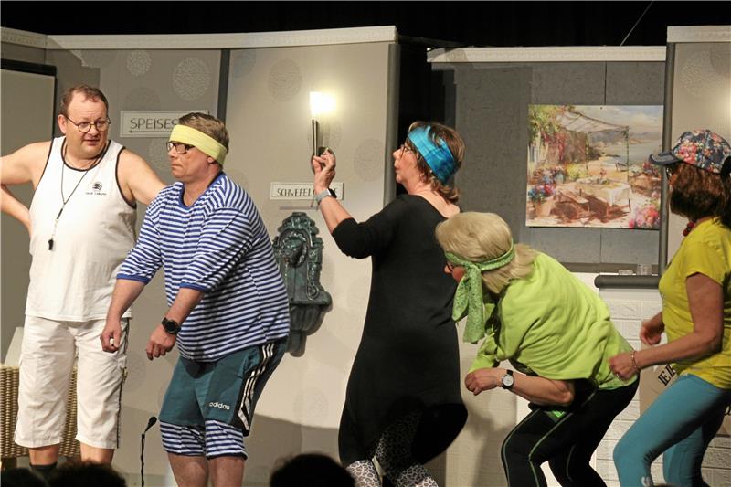 Die Mixpickels präsentieren ihr neues Stück in Altenau Sportlehrer Simon (Thomas Finze) hält die Kurgäste Fritz Braun (Maik Tzschentke), Frau Müller-Nebenstedt (Christa Niebuhr), Frau Grün (Petra Mackensen) und Inge Braun (Conny Penezis, von links) ordentlich auf Trab und lässt einen Tanz fürs Sommerfest einstudieren. Foto: Nachtweyh
