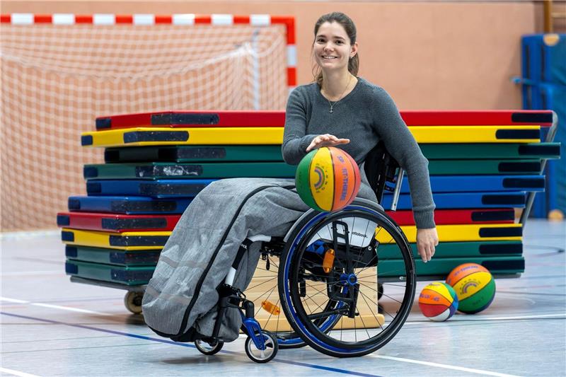 Lehrerin im Rollstuhl unterrichtet Grundschüler im Sport Sportlehrerin Sina Wiedemeier in der Turnhalle ihrer Grundschule im Landkreis Cuxhaven.