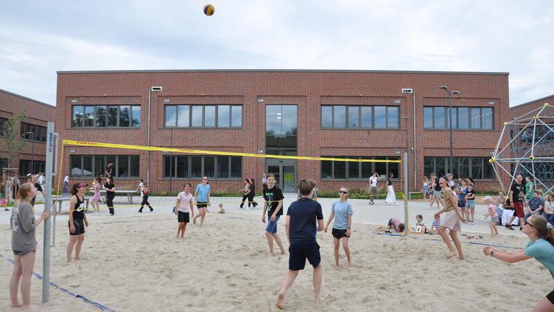 Sportlich: Auf dem Beachvolleyball-Feld lässt sich natürlich auch in voller Mannschaftsstärke spielen.