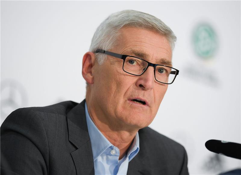 Schiri-Boss: Über Umgang mit Tennisball-Protest sprechen Sportlicher Leiter der Elite-Schiedsrichter Lutz Michael Fröhlich wünscht sich mehr Unterstützung für die Referees.