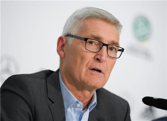 Sportlicher Leiter der Elite-Schiedsrichter Lutz Michael Fröhlich wünscht sich mehr Unterstützung für die Referees.