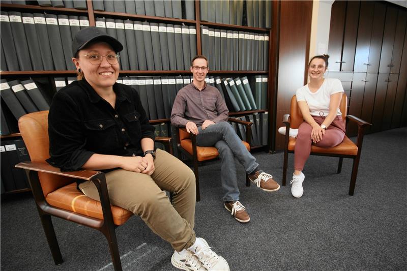 GZ-Podcast mit Sportschützin Jolyn Beer: "Es hat Asche geschneit" Sportschützin Jolyn Beer (li.) spricht in der ersten Folge des GZ-Podcasts „Gäste-Zimmer“ mit Moderatorin Caterina Klaeden und Sportredakteur Sebastian Krause. Foto: Kühlewind