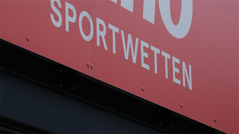 Hoher Jackpot lockt - stehen die Chancen wirklich besser? Sportwetten bieten ein deutlich höheres Risiko für Glücksspielsucht als das klassische Lotto. (Archivbild)
