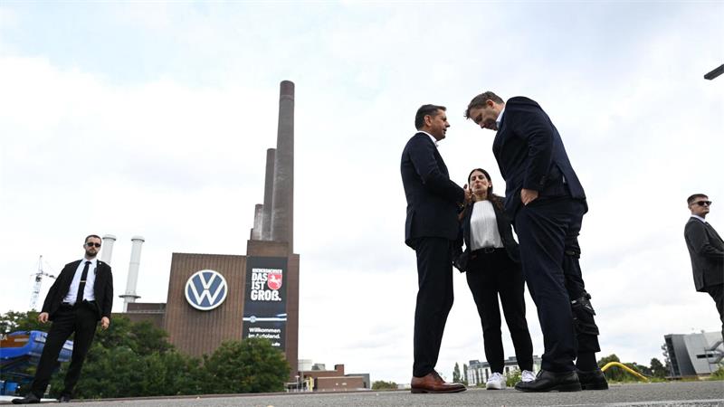 Sprechen nach einem Treffen in Wolfsburg: Lies, Cavallo und Klingbeil (l-r).