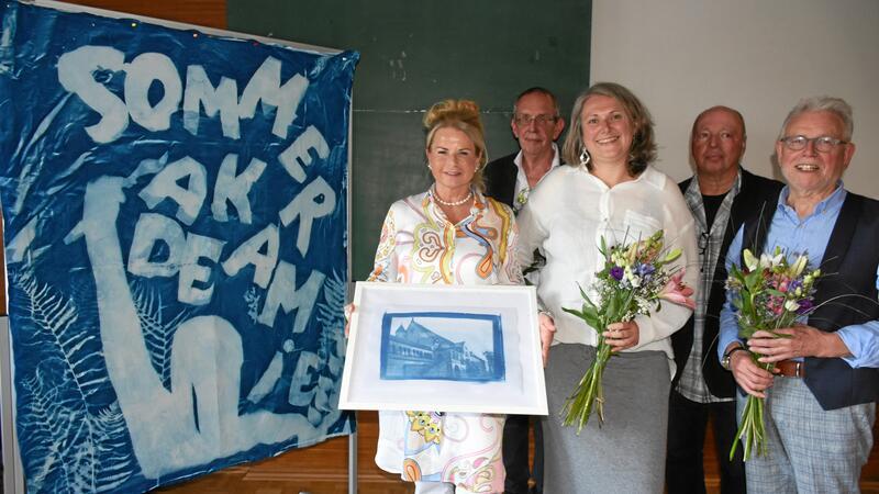 Goslars anziehender Ort für Kreative und Kunstschaffende Sprechen zum 40. Geburtstag der Sommerakademie (v.li.): Oberbürgermeisterin Urte Schwerdtner, Hans Manhart, Ulrike Triebel, Hausleiter Heiko Eifling und Dierk Landwehr. Foto: Kempfer