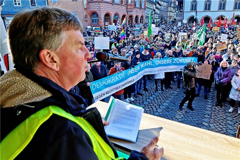 Sprecher Michael Ohse vom Goslarer Bündnis gegen Rechtsextremismus hat die Kundgebung angemeldet und ist von der Fülle auf dem Marktplatz überwältigt.