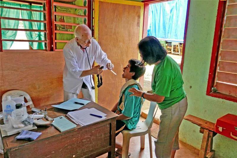 Sprechstunde: Dr. Jörg Dreysel behandelt seine Patienten in den Dörfern auf Mindanao.