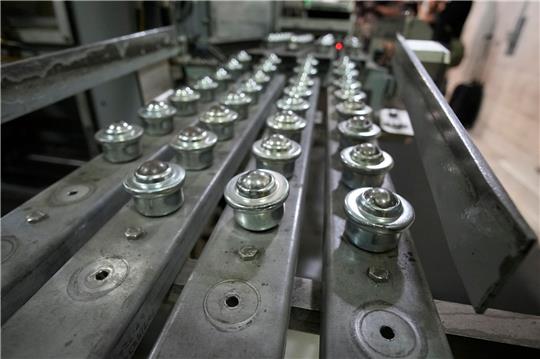 Sprengkapseln liegen in Reihen zum Recycling bereit, während Arbeiter die Chemiewaffenbestände der Vereinigten Staaten im U.S. Army Pueblo Chemical Depot zerstören.