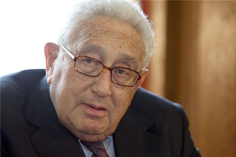 Kissinger: Schuld an Ukraine-Krieg nicht bei Russland allein Spricht sich dafür aus, dass die Ukraine nach Kriegsende ins westliche Militärbündnis aufgenommen wird: Henry Kissinger (Archivbild).