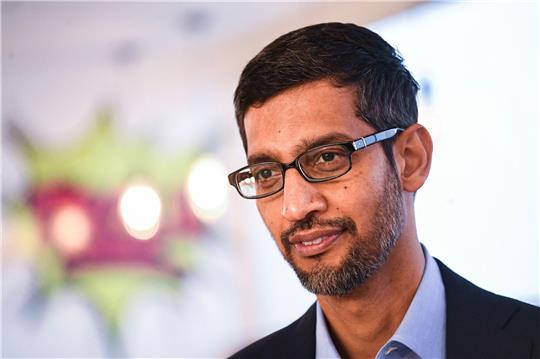 Spricht sich dafür aus, keine Technologie in die Öffentlichkeit zu bringen, auf die die Gesellschaft nicht vorbereitet ist: Sundar Pichai.