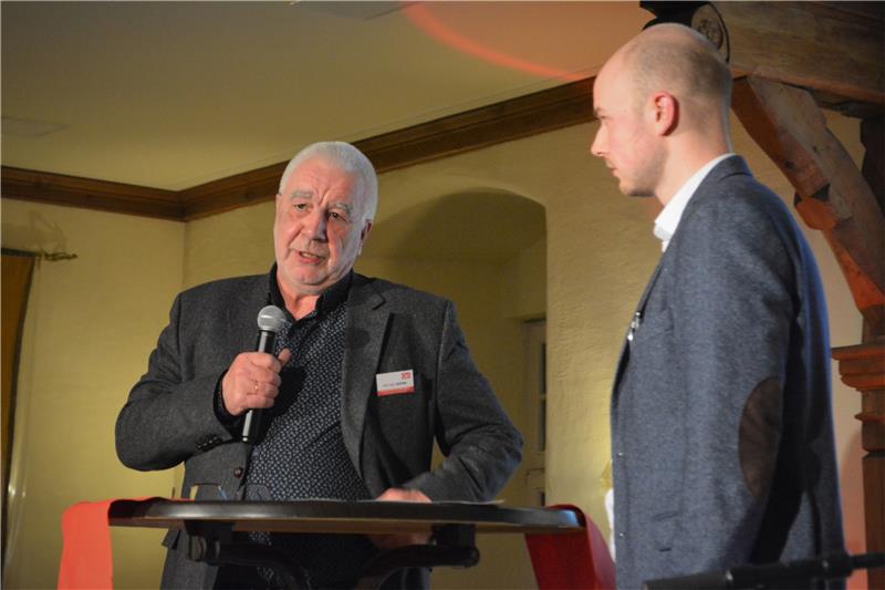 200 Gäste feiern mit den Genossen Spricht über die Mühen der Oppositionsarbeit im Rat der Stadt Bad Harzburg: Michael Riesen (links).