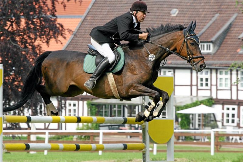Jubiläumsturnier steigt im Park des Liebenburger Ritterguts Springreiten vor malerischer Kulisse: Seit 1962 treffen sich die Reiter auf dem Liebenburger Rittergut zum traditionellen Turnier. Das erste fand 1924 statt – es ist auch das Jahr der Vereinsgründung. Foto: GZ-Archiv