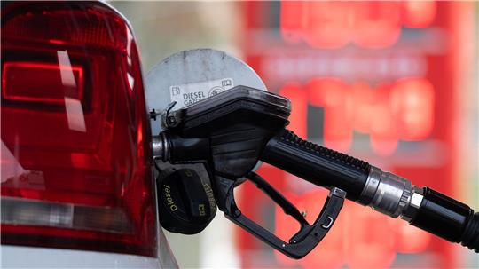 Spritpreise belasten die Verbraucherinnen und Verbraucher aktuell. (Symbolbild)