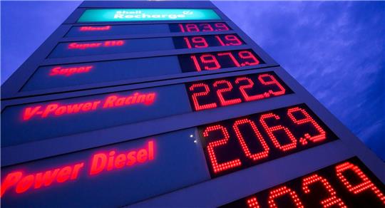 Spritpreise leuchten auf der Anzeigetafel einer Tankstelle.