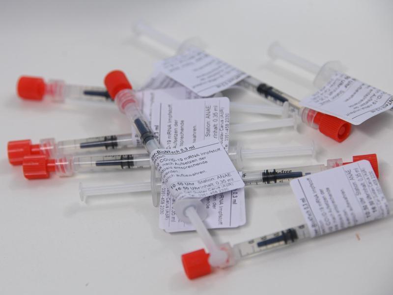 Tausende Impfstoffdosen in Niedersachsen vernichtet Spritzen mit einem Impfstoff gegen das Coronavirus liegen in einer Klinik auf dem Tisch. Foto: Robert Michael/dpa-Zentralbild/dpa/Symbolbild