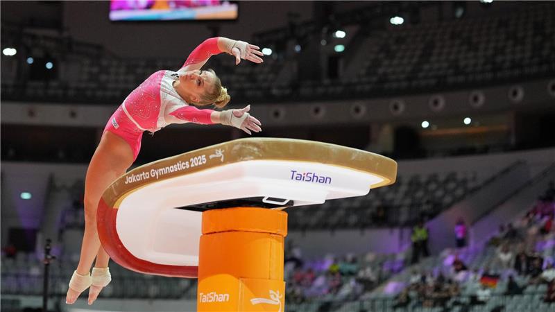 Bilder des Tages Sprung-Finale in Indonesien: Deutsche Hoffnung Karina Schönmaier bei der Turn-WM