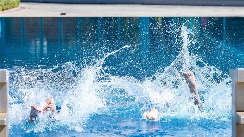 Sprung ins Becken