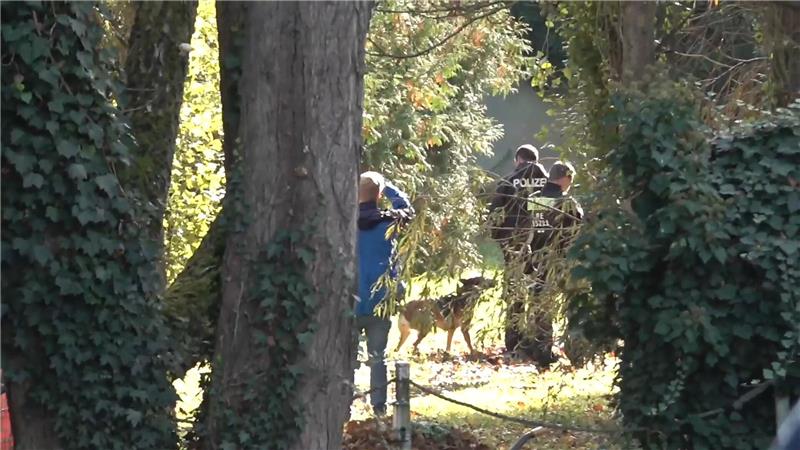 Spürhunde sind auf dem Gelände untwergs.