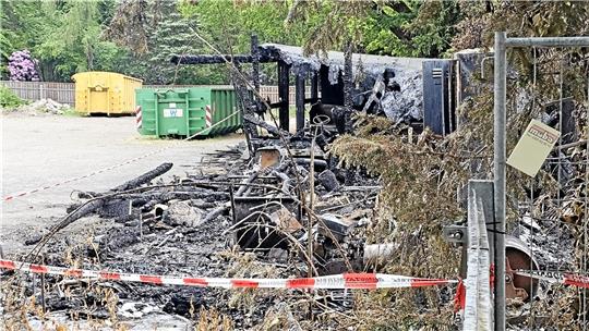 Spuren des Feuers auf dem Friedhof an der Hildesheimer Straße: Der Unterstand ist abgebrannt, die Bodenplatte aber weitestgehend unversehrt.  Foto: Epping