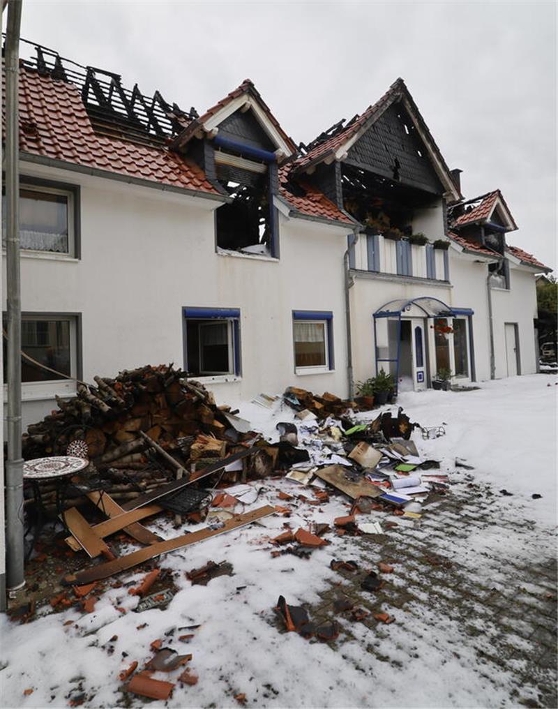 Nach dem Großfeuer: Neun Menschen sind zurück in ihren Häusern Spuren des Löscheinsatzes: Schaum bedeckt den Untergrund vor den Häusern, die ein Raub der Flammen wurden.