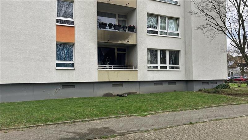 Spuren des Wohnungsbrands an der Fassade. 