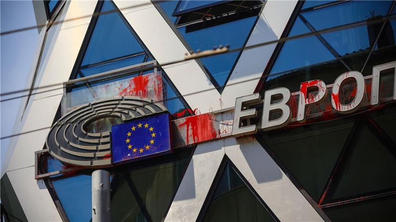Euro und Cent voraussichtlich bald auch in Bulgarien Spuren roter Farbbeutel am Gebäude von EU-Parlament und EU-Kommission in Sofia - Urheber waren prorussische Demonstranten.
