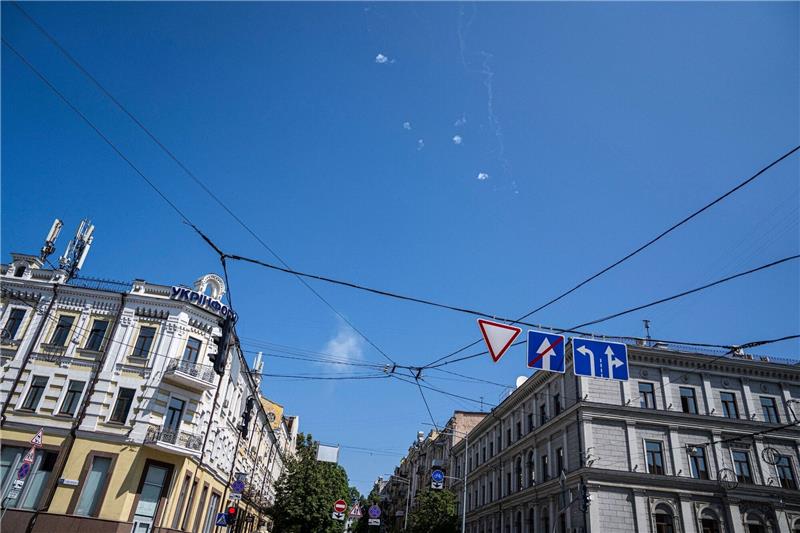 Schwere Detonationen - Luftangriffe auf Kiew Spuren und weißer Rauch sind während eines russischen Luftangriffs am Himmel zu sehen.
